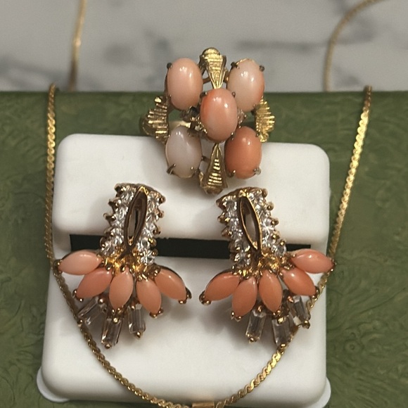 Coral and gold Jewelry Set - Picture 5 of 10